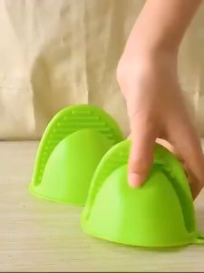 Silicone Hot Pot Holder Heat Resistant Anti-Scald Gloves Oven Mitts Trayholder Grip / Silikon Anti Panas