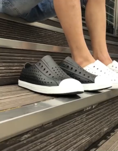 Giày siêu nhẹ đi mưa Nam Nữ hoạt hình êm chân có lỗ thoáng khí chống thấm nước Maipy G025 (Đen full)