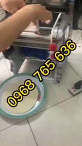 Máy cán bột mì làm đế pizza size 24cm Máy cán bột mỳ làm bánh chạy điện gia đình