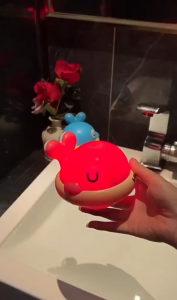 Đồ chơi cá voi phun nước tự động có đèn trong nhà tắm cho bé mới nhất 2025