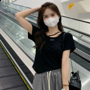 เสื้อยืดแขนสั้นผู้หญิงสไตล์เกาหลีฤดูร้อนใหม่ Pure Desire White Base Top ดีไซน์ไม่สมมาตร ทรงเข้ารูป สไตล์สาวฮอต