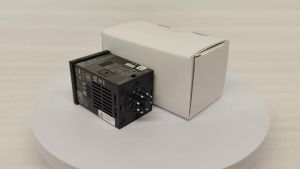 OMRON H5CX-L8D-N ของแท้เดิมเวลาล่าช้ารีเลย์จับเวลารีเลย์สวิทช์12-24VDC เคาน์เตอร์นับ