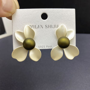 Elegant Floral Ear Cuffs 2024 New Style High-End Asymmetric Color Collision White Face Slimming Womens Ear Jewelry