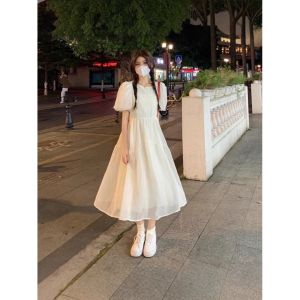 ชุดเดรสยาวปานกลางแขนสั้นผ้าชีฟองสไตล์เกาหลีฤดูร้อน 2025 สำหรับผู้หญิง ชุดเดรสสีขาวเดรสทรงเอเอวสูง ชุดเดรสฤดูร้อน