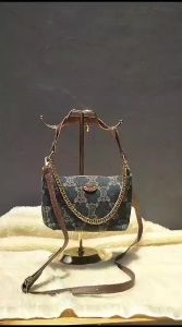 Tas Slingbag Wanita Fashion: Tips & Rekomendasi