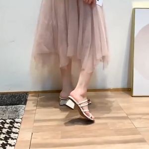 รองเท้าแตะส้นสูง 2.5 นิ้ว เวอร์ชั่นเกาหลี หัวเหลี่ยมส้นหนา รองเท้าแตะแบบสวม หนังนุ่มส้นสูงกันลื่น