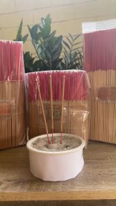 ธูปไหว้พระกลิ่นธรรมชาติ บรรจุ 1 กิโลกรัม ไหม้เร็ว ควันน้อย ไม่แสบตา แถมฟรีธูปตัวเลข 5 แท่ง