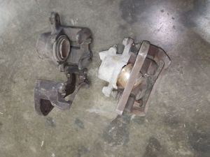 Used Proton Iswara front brake caliper set(missing 1 screw caliper)
