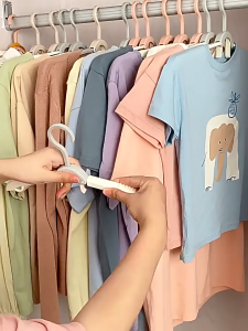 ม้แขวนเสื้อพับได้ ไม้แขวน ขนาดพกพาสำหรับเดินทาง สีพาสเทล สุ่มสี