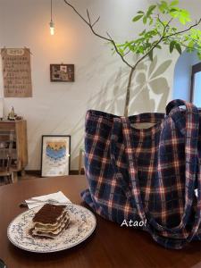 Retro Artistic British Plaid Canvas Bag Large Capacity Shoulder Crossbody Bag for Women Autumn Winter Commuter Tote Bag