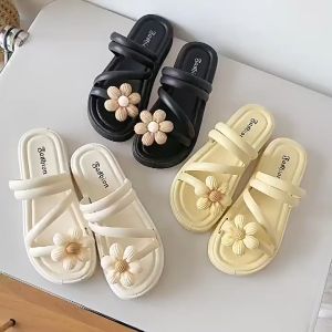 DS รองเท้าแตะชายหาด ส่งเร็ว🚚รองเท้าแตะผู้หญิง แฟชั่น สายรัด ตกแต่งดอกไม้ รุ่นใหม่ กันลื่น นุ่ม ใส่สบาย 36/37-40/41 (เท้าอวบเพิ่ม 1 ไซส์)
