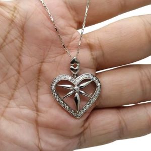 - จี้ เงินแท้ 92.5% งานส่งออก งานแฮนด์เมด ดีไซน์สวยหรูแปลกตา ฝังเพชรสวิส cz เกรด 5A เล่นไฟหนักครับ หนัก 3.8 กรัม เคลือบทองคำขาวแล้วครับ ใส่ไม่ดำ และไม่ซ้ำใคร