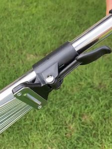 คราดหญ้า คราดถากหญ้า 15ฟัน พร้อมด้าม ครูสาว รูปแบบไม่ปลอดภัย สปอร์ตเตอรี่สีสันป้อน รูปลักษณ์เป็น คราดเหล็กปรับระดับ ผลิตจากสเตนเลสที่คุณภาพสูง แข็งแรง