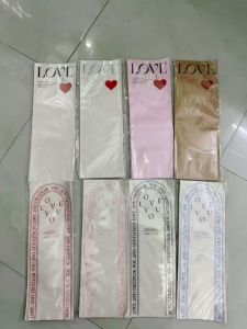 Túi kiếng đựng hoa . Túi đựng 2 bông hoặc 1 bông to in hoa văn chữ LOVE siêu đẹp . Combo xấp 20 túi ( không kèm hoa ) khổ 14x40cm