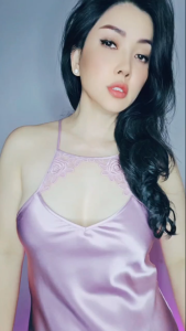 Đầm ngủ lụa WANNABE DNS43 váy ngủ 2 dây cổ yếm lưng phối ren xinh xắn xẻ 2 giữa 2 đùi làm tăng nét nữ tính quyến rũ của bạn gái