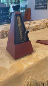 Máy đánh nhịp Metronome Conductor màu gỗ Mahogany