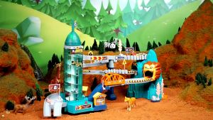 Jackjacktoys Mainan Edukasi Seluncuran Track Kendaraan 4pcs Mobil Mobilan Anak Track Race Road Lion Mountain Terdapat Suara dan Lampu