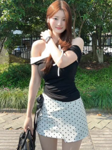 เสื้อยืดคอกลมแขนสั้นผู้หญิงสไตล์เกาหลี ทรงเข้ารูป ลายผีเสื้อ แขนสั้น ฤดูร้อน ใหม่ เสื้อผ้าทำงาน ผ้าฝ้าย สีพื้น