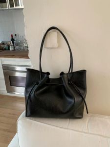 Fashionable Black Pleated Bucket Bag Womens Large Capacity Tote Shoulder Bag American Retro Style Magnetic Buckle Closure Handbag