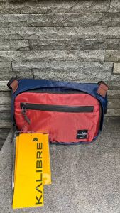 Tas Selempang Kalibre Easten Travel Pouch 2L 921648636/921648 636 Ketchup-Insignia Blue tas pria tas wanita sling bag shoulder bag