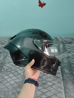 Mũ bảo hiểm AGV Pista carbon đen bóng với kính chắn gió trong suốt