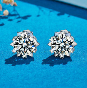 Pt950 Platinum D Color Moissanite Stud Earrings Artificial Diamond 24K Platinum Earrings Men and Women Same Style Minimalist Six Claw
