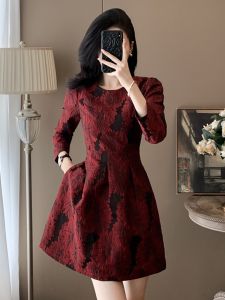 ชุดเดรสสีแดงวินเทจสั้นแฟชั่นฤดูใบไม้ร่วง/ฤดูหนาว ชุดราตรีสุดหรูหราสำหรับงานเลี้ยง ชุดเดรสผู้หญิงสั้นพิมพ์ลายแขนยาว