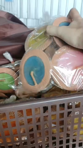 ประทีปใหญ่ มีฐาน หลากสี จุดเพื่อเป็นสิริมงคง เหมาะสำหรับเทศกาลยี่เป็ง ตามความเชื่อ