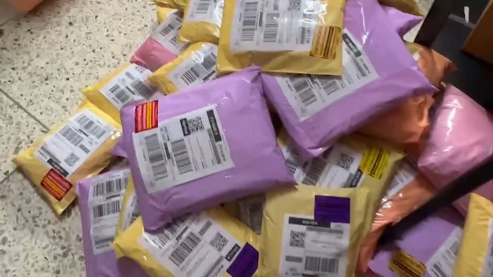 Hello Tshirt (ออกใบกำกับภาษีได้) เสื้อยืดแขนสั้น คอกลม สีขาว ผ้าคอตตอนแท้นุ่มๆ ทรงเสื้อใส่ได้ทั้ง ชายและหญิง (พร้อมส่ง สินค้าผลิตโดยช่างคนไทย) เสื้อ Hello เสื้อ Hello Kitty ผู้หญิง - Lazada