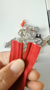 Cữ LẮP KHÓA CÓ 3 THANH KHÓA CỐ ĐỊNH dùng để tra khóa áo quầntúi.. siêu nhanh tiện lợi được sử dụng trong nghành may