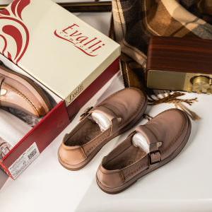 รองเท้าส้นแบน Mary Jane สไตล์วินเทจแบบหนังวัวชั้นบนสำหรับผู้หญิง ทรงหัวมน ทรงหัวมน พื้นยาง สวมใส่สบาย ฤดูร้อน 2023