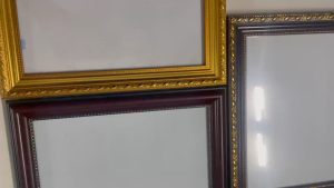 Khung ảnh 18x24 (kt lọt lòng 18x24) có màu vàng và nâu