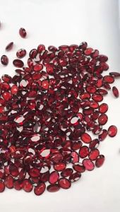 พลอยโกเมนแท้ สีแดงเข้ม Natural Garnet ทรงไข่ ก้นเพชร พลอยดิบ ไม่เผา พร้อมขึ้นตัวเรือน