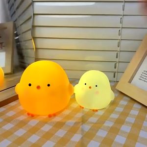 Đèn Ngủ Gà Vàng Nhỏ Chiếu Sáng Đồ Trang Trí Hoạt Hình Dễ Thương Sáng Tạo Phòng Ngủ Dùng Pin Cúc Áo