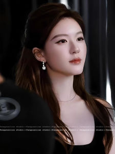 Shiny Diamond Earrings Womens Fashion Luxury Sensation No Piercing Required Clip-On Studs Geometric Pattern Alloy Jewelry