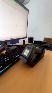 Máy quét mã vạch không dây thế hệ mới iMARCONE MC3303GB tích hợp màn hình và đế sạc quét mã 1D/2D  lưu trữ bộ nhớ