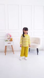 Setelan kaos salur dan celana cargo anak perempuan