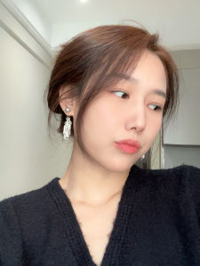 ต่างหูรูปใบไม้ประดับมุกเงินสไตล์เกาหลี ต่างหูแบบใส่ได้สองข้าง หรูหรา โลหะผสม ทองแดง โลหะผสมเงิน ไม่ติดเพชร