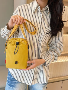 กระเป๋าสะพายข้างผ้าแคนวาสแบบสะพายข้างสำหรับผู้หญิง กระเป๋าใส่โทรศัพท์มือถือแบบใหม่ กระเป๋าใส่น้ำเปล่า กระเป๋าสะพายข้างแบบลำลอง กระเป๋าสะพายข้างแบบทรงสี่เหลี่ยมตั้ง