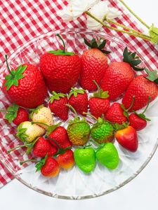 Miniature Plastic Strawberry Slices Model Realistic Fake Fruit Vegetable Props Toy Cabinet Decorative Accessories Display