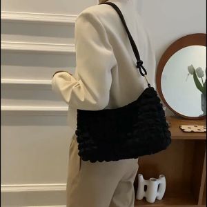 กระเป๋าถือสตรีกระเป๋าสะพายข้างใต้วงแหนกระเป๋าจีบตกแต่งความจุขนาดใหญ่สไตล์เรียบง่าย เป็นเครื่องมือที่คุณจะสนุกๆ