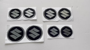 Tem suzuki kim loại logo tròn Bộ 2 nhôm kim loại Dán keo 3M