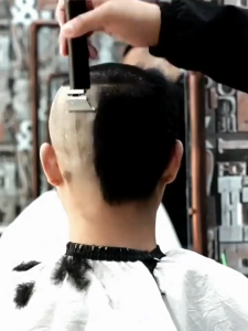 【รับประกัน 5 ปี】ปัตตาเลี่ยนไร้สาย ไม่ทำร้ายผิว โกนหนวด ตัดผม อัจฉริยะ ชาร์จได้ เสียงเงียบ