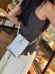 2025 New Mini Fashionable Lightweight Woven Crossbody Shoulder Bag for Women Compact Mobile Phone Bag Fresh Style Summer