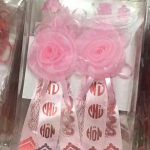 Hoa chủ hôn hoa cài áo sui gia nhà trai nhà gái