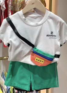 เสื้อยืดแขนสั้นเด็กผู้ชายสีทึบออกแบบกระเป๋ากางเกงขาสั้นผ้าฝ้ายลำลองสไตล์ฤดูร้อนใหม่เสื้อผ้าสำหรับช๊อปปิ้ง