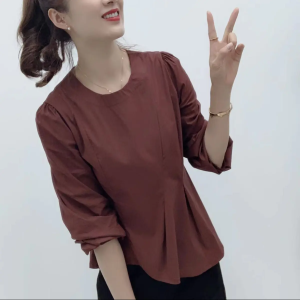 เสื้อเชิ้ตแขนพองผูกโบว์สไตล์ใหม่ฤดูใบไม้ร่วงสำหรับผู้หญิง เสื้อเชิ้ตแขนสั้นทรงหลวมๆ สีพื้น ผ้าโพลีเอสเตอร์บาง