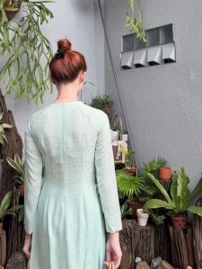 Áo dài gấm hoa nhí truyền thống giáo viên màu xanh mint cổ tròn tay dài đính ngọc cao cấp may sẵn