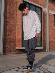 เสื้อยืดผู้ชายแขนยาวสีพื้นสำหรับเล่นบาสเก็ตบอล วิ่ง ฟิตเนส แห้งเร็ว ระบายอากาศได้ดี คอตั้ง สไตล์ฤดูใบไม้ผลิ 2024