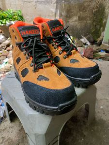 sepatu safety tracking kulit depan pake besi cocok buat yg hobi mendaki dan turing